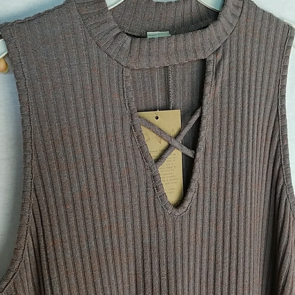 NWT V-Neck Cross Front Sleeveless Top - Picture 2 of 2